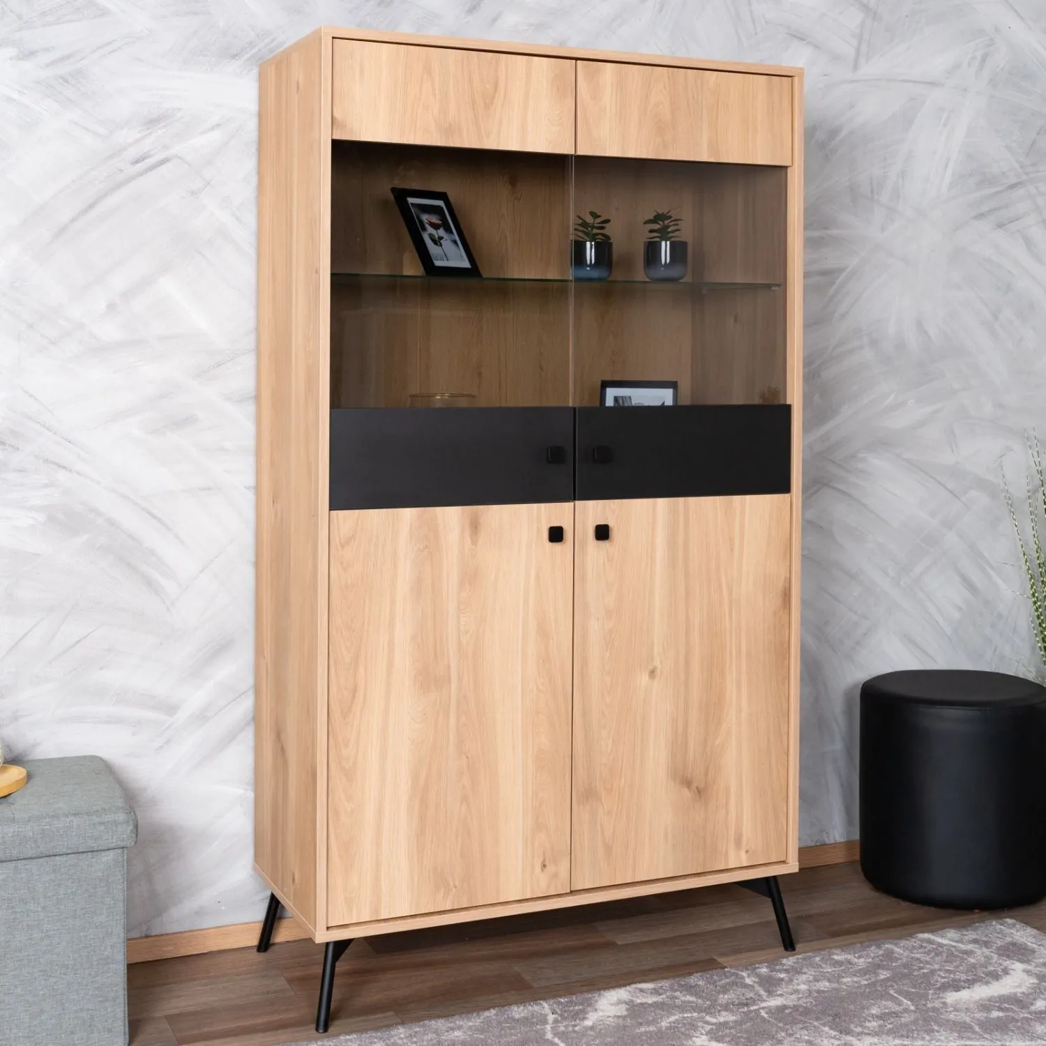 Vitrine Lincolnia 03, Farbe: Eiche / Schwarz - Abmessungen: 160 x 90 x 40 cm (H x B x T), mit 4 Türen und 4 Fächern