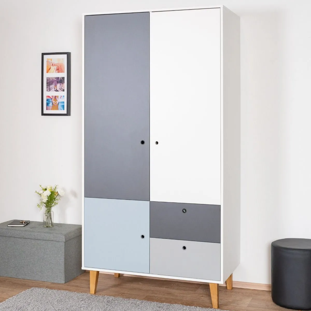 Jugendzimmer - Drehtürenschrank / Kleiderschrank Syrina 04, Farbe: Weiß / Grau / Blau - Abmessungen: 202 x 104 x 55 cm (H x B x T)