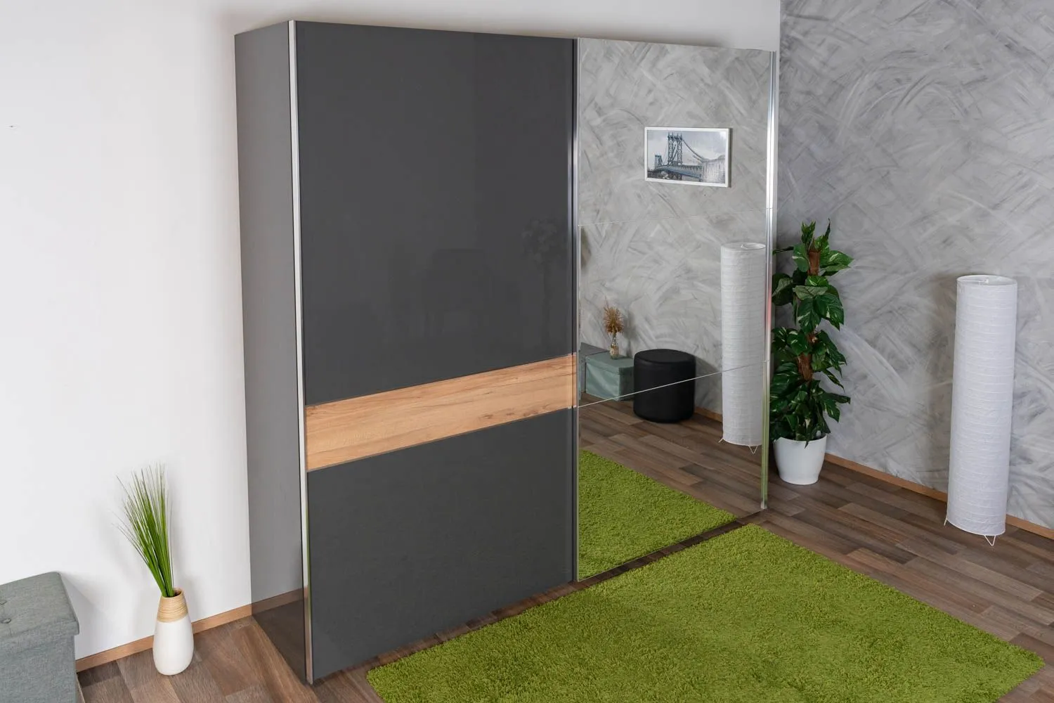 Schiebetürenschrank / Kleiderschrank Vaitele 09, Farbe: Anthrazit Hochglanz / Walnuss - 224 x 230 x 61 cm (H x B x T)