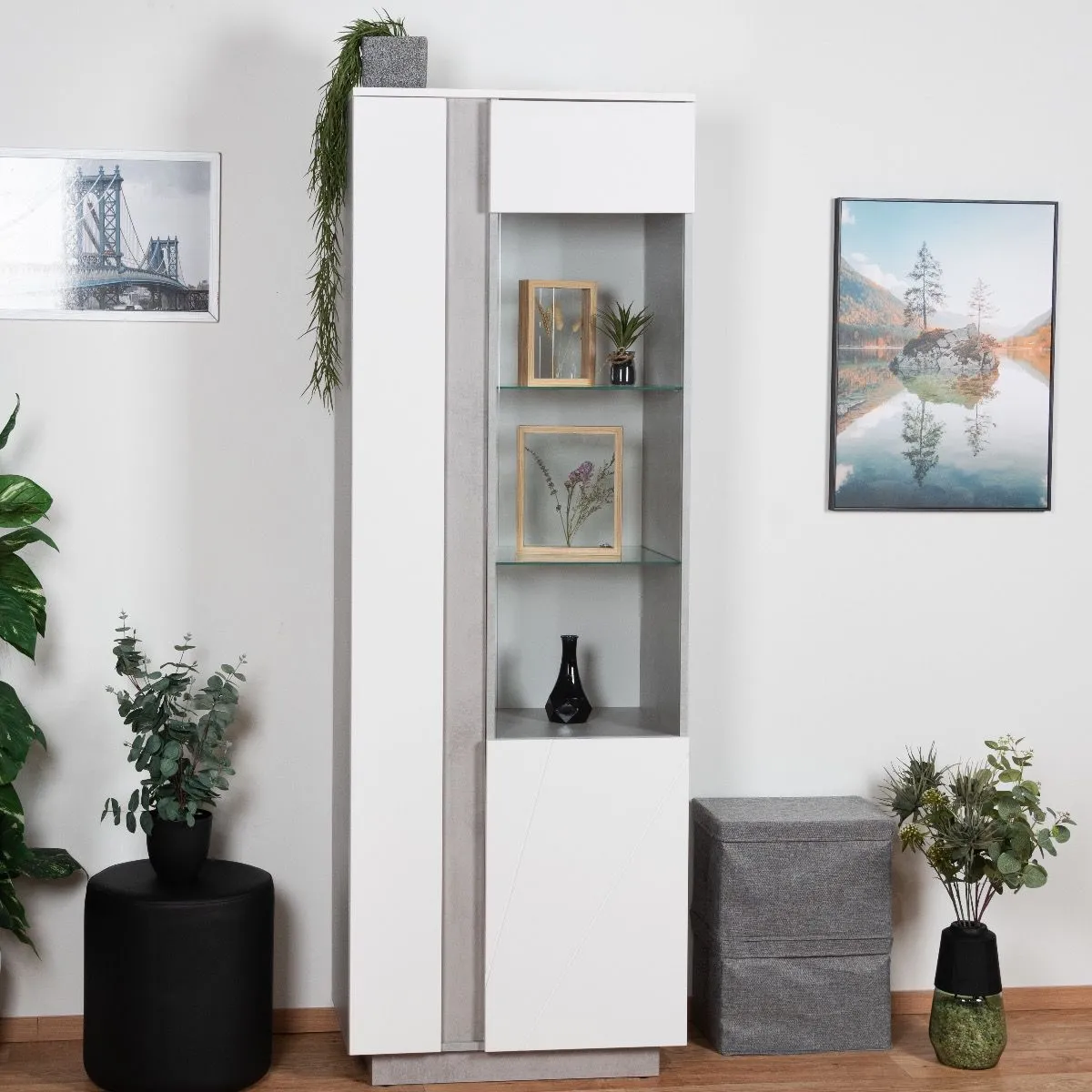 Vitrine Antioch 03, Ausführung: Rechts,  Farbe: Weiß Glanz / Hellgrau - Abmessungen: 201 x 69 x 40 cm (H x B x T), mit 2 Türen und 10 Fächern