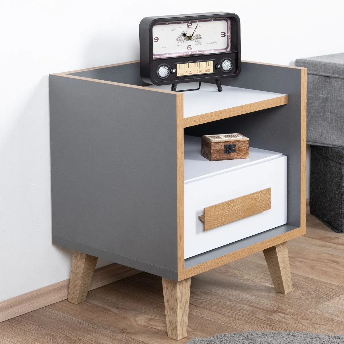Nachtkästchen Caranx 11, Farbe: Weiß / Eiche / Anthrazit - Abmessungen: 57 x 47 x 42 cm (H x B x T)